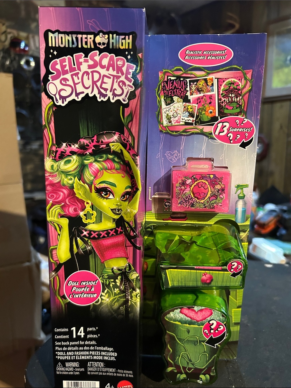 Monster High Self-Scare Secrets Playset in Neon Green & Hot Pink